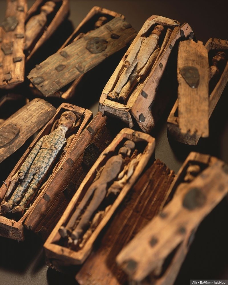 WOODEN DOLLS IN SMALL COFFINS